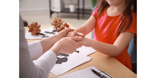 متخصصون: تعزيز الأمان النفسي للأطفال في الأزمات حائط الصد الأول لحماية سلوكياتهم وعلاقاتهم الاجتماعية وتحصيلهم العلمي