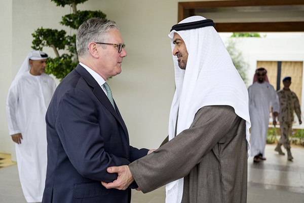 صاحب السمو الشيخ محمد بن زايد آل نهيان رئيس دولة الإمارات العربية المتحدة مستقبلا رئيس الوزراء البريطاني كير ستارمر في أبوظبي (وام)