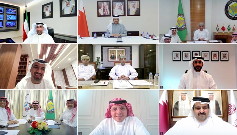 وكيل وزارة الإعلام د.ناصر محيسن مع المشاركين في الاجتماع