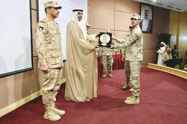 وزير الدفاع الشيخ عبدالله العلي خلال تكريم أحد الخريجين بحضور رئيس الأركان العامة للجيش الفريق الركن خالد الشريعان