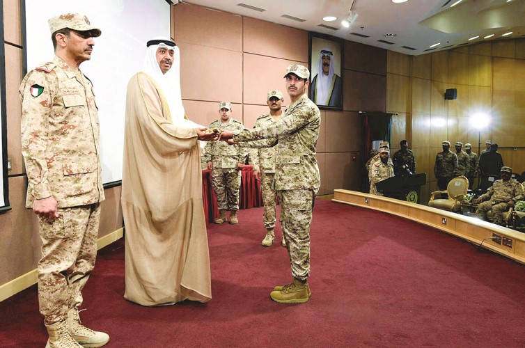 وزير الدفاع الشيخ عبدالله العلي مكرما أحد الخريجين بحضور رئيس الأركان العامة للجيش 
الفريق الركن خالد الشريعان