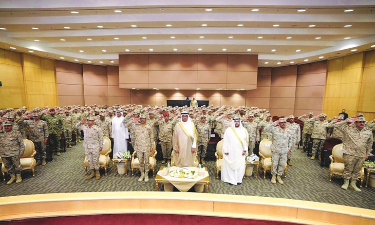وزير الدفاع الشيخ عبدالله العلي ورئيس الأركان العامة للجيش الفريق الركن خالد الشريعان 
ووكيل وزارة الدفاع الشيخ د.عبدالله المشعل ونائب رئيس الأركان العامة للجيش اللواء الركن طيار الشيخ صباح جابر الأحمد وآمر كلية علي الصباح العسكرية العميد الركن عبدالله التركيت وعدد من كبار الضباط القادة بالجيش خلال مراسم تخريج الدفعة (24)