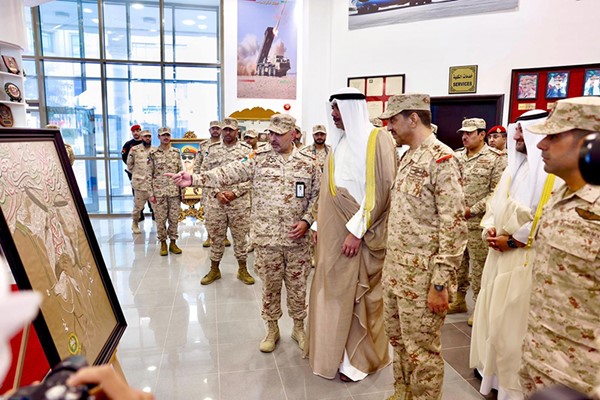 وزير الدفاع الشيخ عبدالله العلي يطلع على لوحة لصاحب السمو الأمير الشيخ مشعل الأحمد وسمو ولي العهد الشيخ صباح الخالد خلال الحفل بحضور رئيس الأركان العامة للجيش الفريق الركن خالد الشريعان ووكيل وزارة الدفاع الشيخ د.عبدالله المشعل ونائب رئيس الأركان العامة للجيش اللواء الركن طيار الشيخ صباح جابر الأحمد وآمر كلية علي الصباح العسكرية العميد الركن عبدالله التركيت