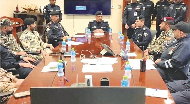 وكيل وزارة الداخلية اللواء عبدالوهاب الوهيب مع القيادات والضباط خلال جولته في الإدارة العامة لأمن المنشآت