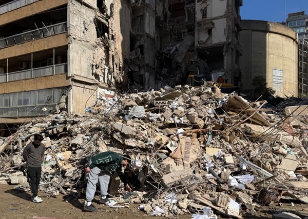 لبنانيون يتفقدون منزلهم في المبنى المدمر  في منطقة تلة الخياط جراء غارة إسرائيلية (محمود الطويل)