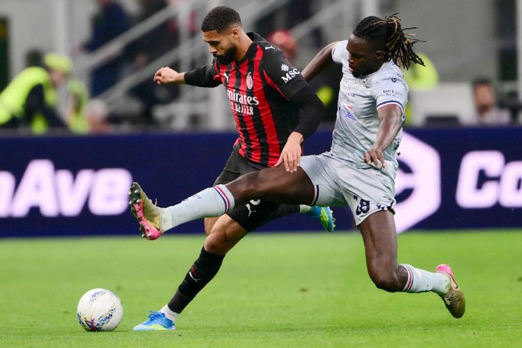 لاعب وسط ميلان روبن لوفتوس تشيك محاولا تجاوز المدافع عمر سوليت
