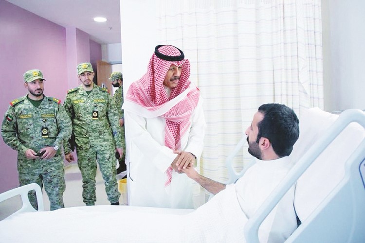 نائب رئيس الحرس الوطني الشيخ فيصل النواف خلال زيارته إلى مصابي الواجب للاطمئنان على صحتهم