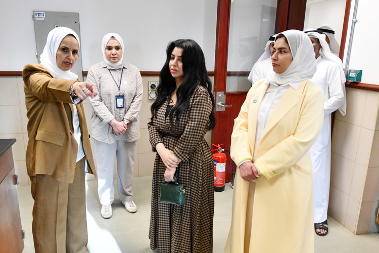 وزيرة الدولة لشؤون التنمية والاستدامة د. ريم الفليج خلال جولة ميدانية في أحد مرافق الهيئة العامة للبيئة بحضور المدير العام للهيئة العامة للبيئة بالتكليف نوف بهبهاني