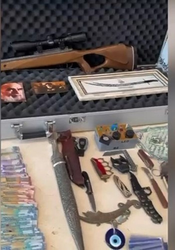 أدوات حادة متنوعة ضبطت في منازل الموقوفين