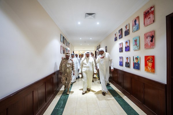 سمو الشيخ أحمد العبدالله رئيس مجلس الوزراء خلال قيامه بزيارة تفقدية إلى هيئة الإمداد والتموين التابعة لوزارة الدفاع برفقة وزير الدفاع الشيخ عبدالله العلي ومعاون رئيس الأركان العامة لهيئة الإمداد والتموين اللواء الركن م.صلاح العازمي