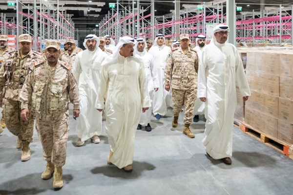 سمو الشيخ أحمد العبدالله خلال تفقده هيئة الإمداد والتموين التابعة لوزارة الدفاع برفقة وزير الدفاع الشيخ عبدالله العلي