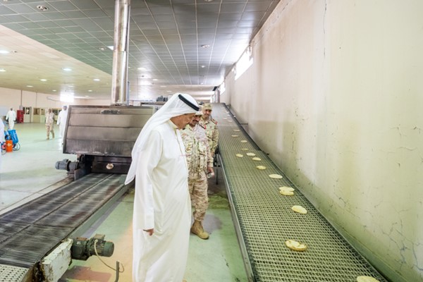 سمو الشيخ أحمد العبدالله رئيس مجلس الوزراء يتابع سير العمل في هيئة الإمداد والتموين التابعة لوزارة الدفاع