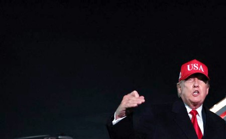 الحصار البحري على إيران يدخل حيز التنفيذ.. وترامب: أيُّ سفينة إيرانية تقترب من حصارنا سيتم القضاء عليها فوراً