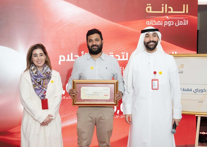 الفائز محمد جاسم بشير يتسلم شيك المليون دينار