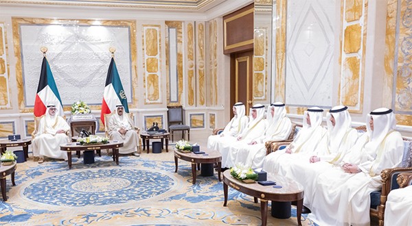 صاحب السمو يستقبل رؤساء البعثات الدبلوماسية الكويتية الجدد لأداء اليمين القانونية