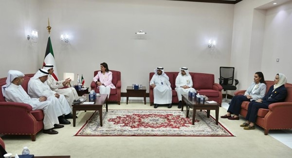  رئيس الهيئة العامة لمكافحة الفساد (نزاهة) الدكتورة رنا الفارس مع رئيس مجلس إدارة جمعية الشفافية ماجد المطيري