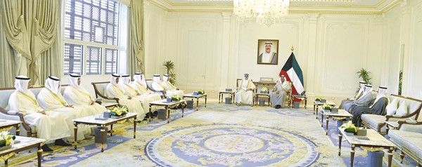 سمو ولي العهد الشيخ صباح الخالد مستقبلا وزير الخارجية الشيخ جراح الجابر ورؤساء البعثات الديبلوماسية الجدد بحضور رئيس ديوان سمو ولي العهد الشيخ ثامر الجابر