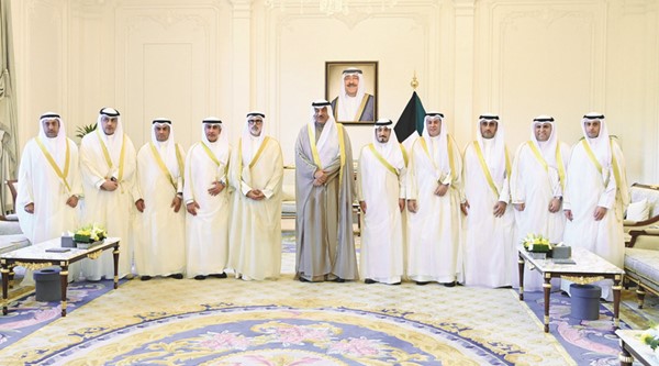 سمو ولي العهد الشيخ صباح الخالد مستقبلا وزير الخارجية الشيخ جراح الجابر ورؤساء البعثات الديبلوماسية الجدد بحضور مساعد وزير الخارجية لشؤون المراسم الوزير المفوض عبدالمحسن الزيد