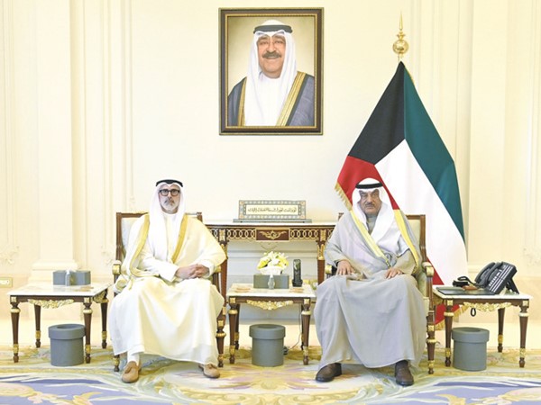 سمو ولي العهد الشيخ صباح الخالد خلال استقباله وزير الخارجية الشيخ جراح الجابر