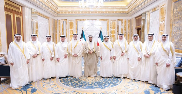 صاحب السمو الأمير الشيخ مشعل الأحمد خلال استقباله وزير الخارجية الشيخ جراح الجابر ورؤساء البعثات الديبلوماسية الجدد بحضور مساعد وزير الخارجية لشؤون المراسم الوزير المفوض عبدالمحسن الزيد