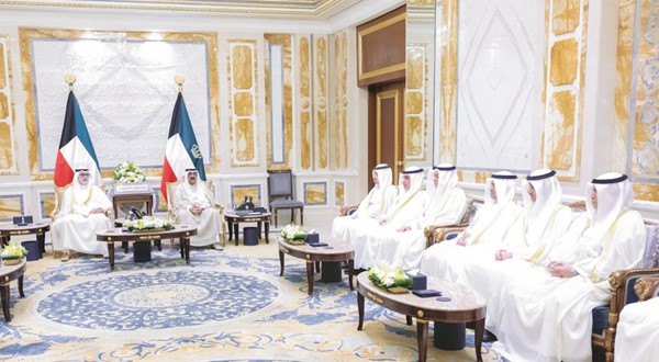 صاحب السمو الأمير الشيخ مشعل الأحمد مستقبلا وزير الخارجية الشيخ جراح الجابر ورؤساء البعثات الديبلوماسية الجدد بحضور مساعد وزير الخارجية لشؤون المراسم الوزير المفوض عبدالمحسن الزيد