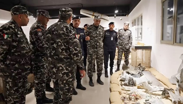 وكيل وزارة الداخلية اللواء عبدالوهاب الوهيب مستمعا إلى شرح من رئيس قطاع الأمن الخاص للمؤسسات الاصلاحية العميد دخيل الدخيل خلال الزيارة