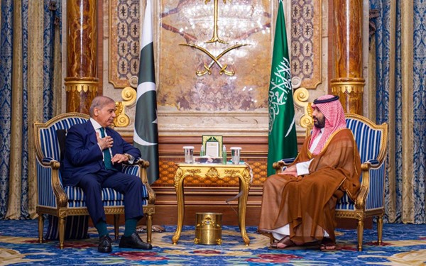  صاحب السمو الملكي الأمير محمد بن سلمان ولي العهد رئيس مجلس الوزراء السعودي مستقبلا رئيس الوزراء الباكستاني محمد شهباز شريف في جدة    ( واس)