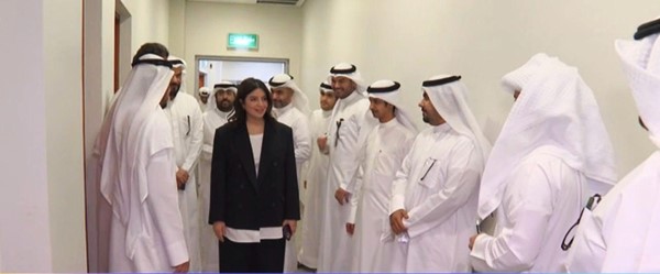 مدير عام بلدية الكويت م.منال العصفور خلال تفقدها سير العمل في عدد من إدارات البلدية ومدى انضباط الموظفين والتزامهم باللوائح المنظمة