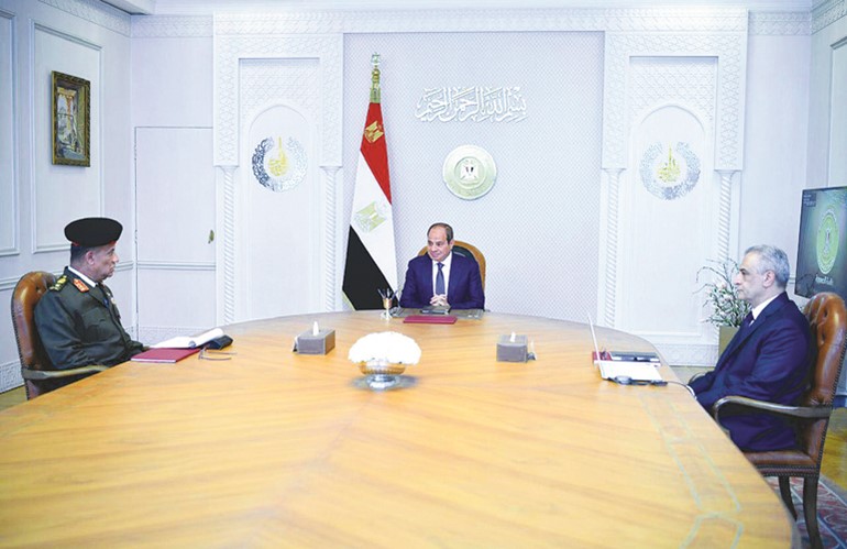الرئيس عبدالفتاح السيسي خلال اجتماعه مع الفريق أشرف زاهر القائد العام للقوات المسلحة وزير الدفاع والإنتاج الحربي ود.صلاح سليمان وزير الدولة للإنتاج الحربي