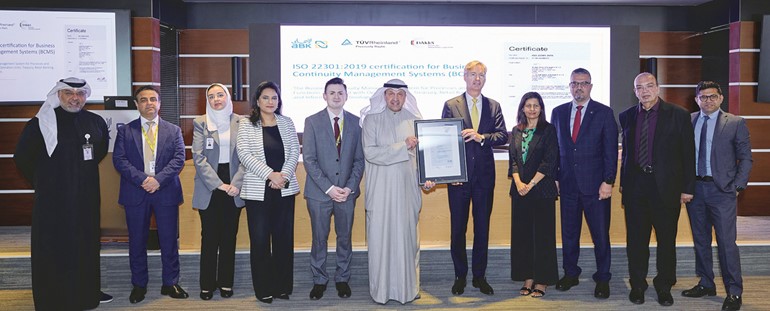 جيل جان فان دير تول وعبدالله السميط مع إداريي الأهلي وTÜV Rheinland خلال تسلم الشهادة