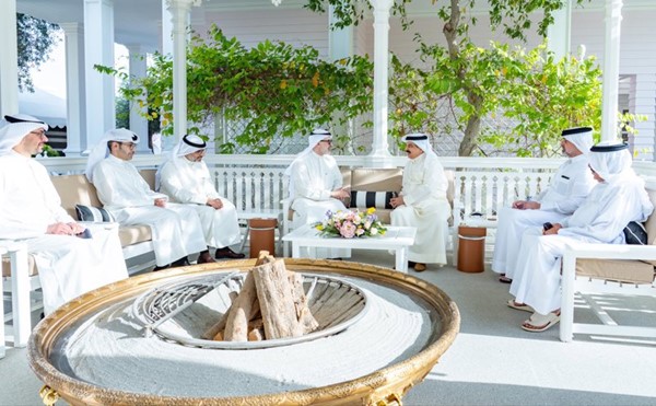  العاهل البحريني الملك حمد بن عيسى مستقبلا وزير الخارجية الشيخ جراح جابر الأحمد والوفد المرافق