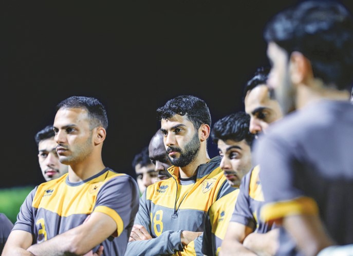 لاعبو الأصفر يستمعون إلى التعليمات قبل بدء التدريب	(المركز الإعلامي بالقادسية)