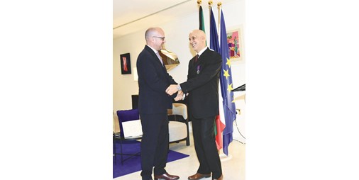 السفير الفرنسي يقلّد كمال رويبح وسام السعف الأكاديمي برتبة فارس