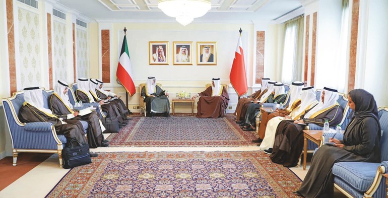 وزير الخارجية الشيخ جراح الجابر خلال المباحثات مع وزير خارجية البحرين د.عبداللطيف الزياني