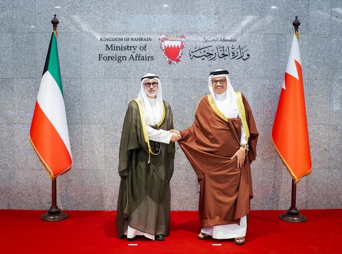 وزير الخارجية الشيخ جراح الجابر خلال اللقاء مع وزير خارجية البحرين د.عبداللطيف الزياني
