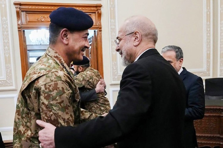رئيس البرلمان الإيراني محمد باقر قاليباف مستقبلا رئيس أركان الجيش الباكستاني عاصم منير (أ.ف.پ)