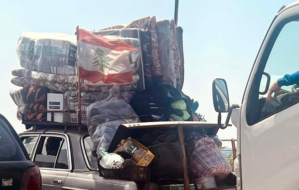  عائلة لبنانية نازحة خلال عودتها من بيروت باتجاه قريتها في جنوب لبنان (محمود الطويل) 