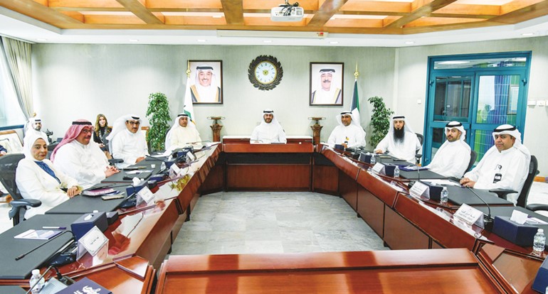 مدير عام الموانئ الشيخ خالد سالم العبدالعزيز ورئيس الإدارة العامة للجمارك يوسف النويف ووكيل وزارة الصحة المساعد لشؤون الرقابة الدوائية د.أحمد السعيد وممثلو عدة جهات حكومية خلال الاجتماع