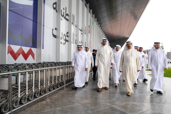 رئيس الوزراء سمو الشيخ أحمد العبدالله ووزير الدفاع الشيخ عبدالله العلي ورئيس مجلس إدارة الخطوط الجوية الكويتية عبدالمحسن الفقعان خلال الجولة التفقدية