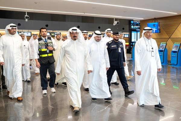 رئيس الوزراء سمو الشيخ أحمد العبدالله ووزير الدفاع الشيخ عبدالله العلي أثناء تفقد نقاط التفتيش الجمركي