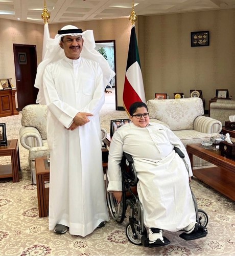 محافظ الجهراء حمد الحبشي مستقبلا الطفل عبدالعزيز فهد السبيعي