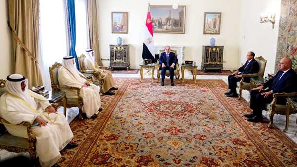 الرئيس المصري عبدالفتاح السيسي خلال المباحثات مع وزيرالخارجية الشيخ جراح الجابر