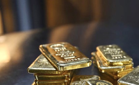 الذهب يقترب من مستويات 4900 دولار