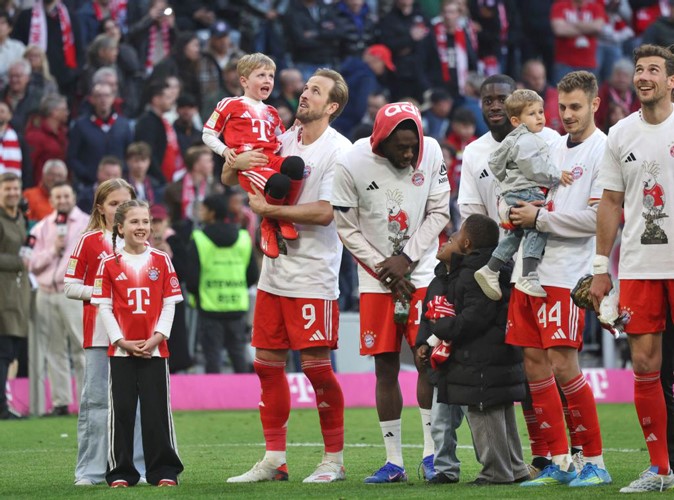 جانب من فرحة لاعبي البايرن بلقب الدوري الالماني