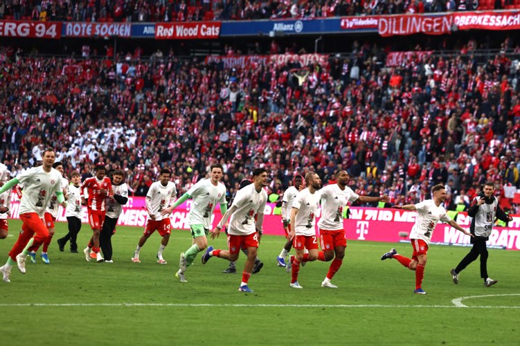 احتفالات لاعبي بايرن ميونيخ بلقب الدوري الالماني