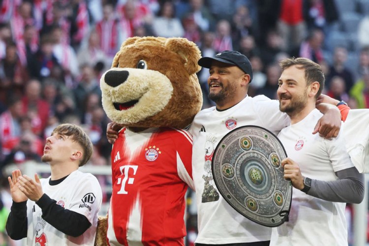 البلجيكي فنسان كومباني محتفلا بلقب الدوري الالماني