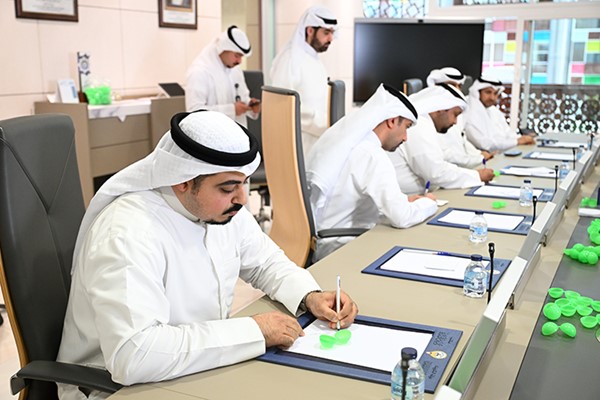 المواطنون كتبوا اسمائهم بأيديهم