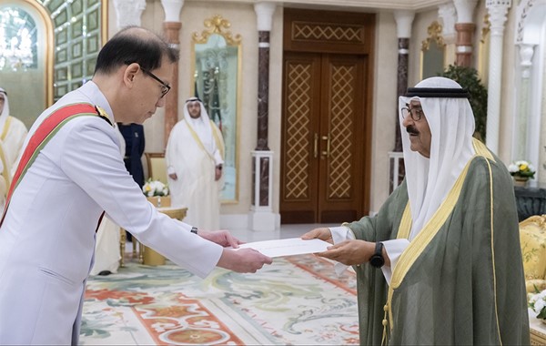 صاحب السمو يتسلم أوراق اعتماد 5 سفراء
