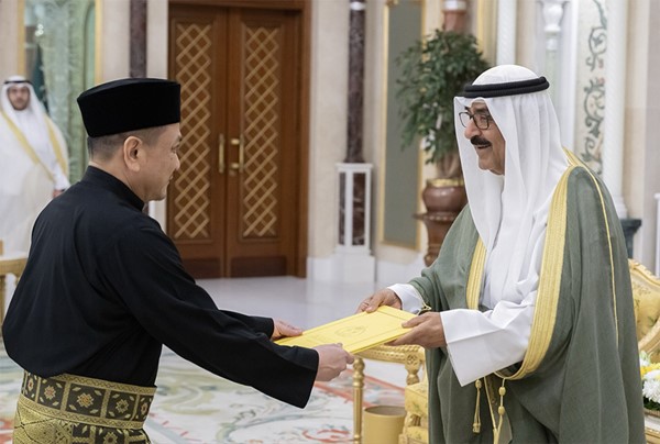 صاحب السمو يتسلم أوراق اعتماد 5 سفراء