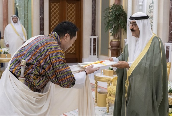 صاحب السمو يتسلم أوراق اعتماد 5 سفراء